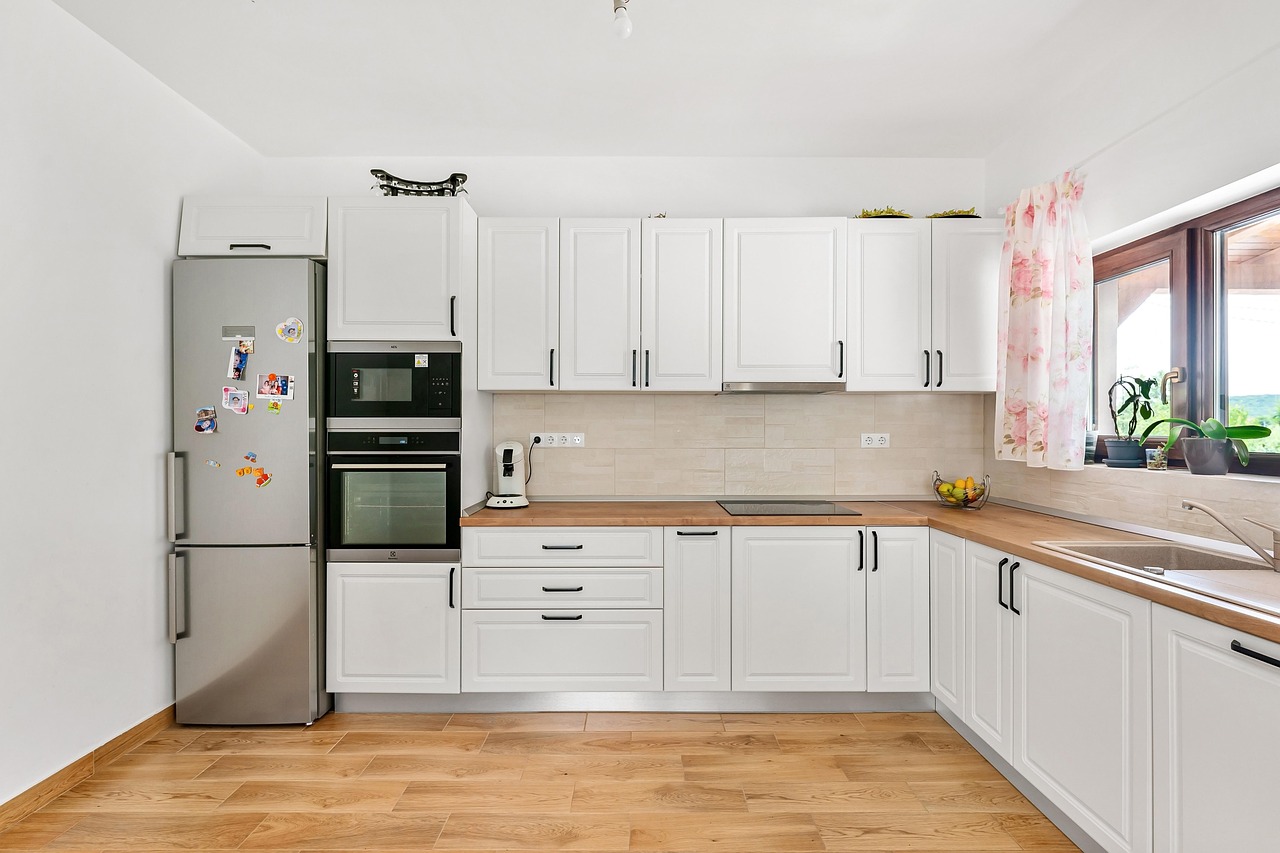 modern L-shaped kitchen cabinet setup