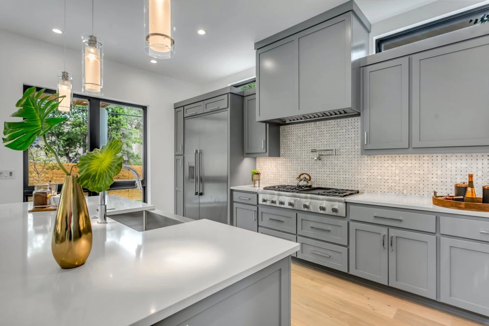 Modern kitchen design featuring sleek grey shaker cabinetry and white quartz countertops, showcasing one of the best kitchen cabinet colors Canada offers for a sophisticated, contemporary look.