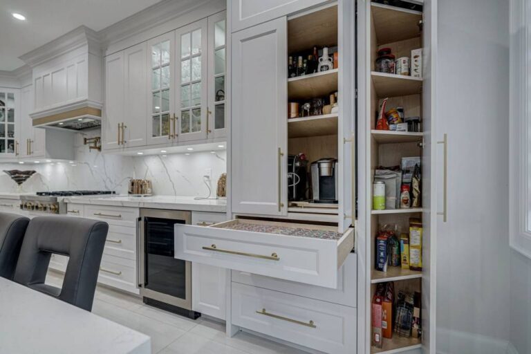 Kitchen cabinet Mississauga with white shaker drawers and pull-out pantry storage in a modern kitchen