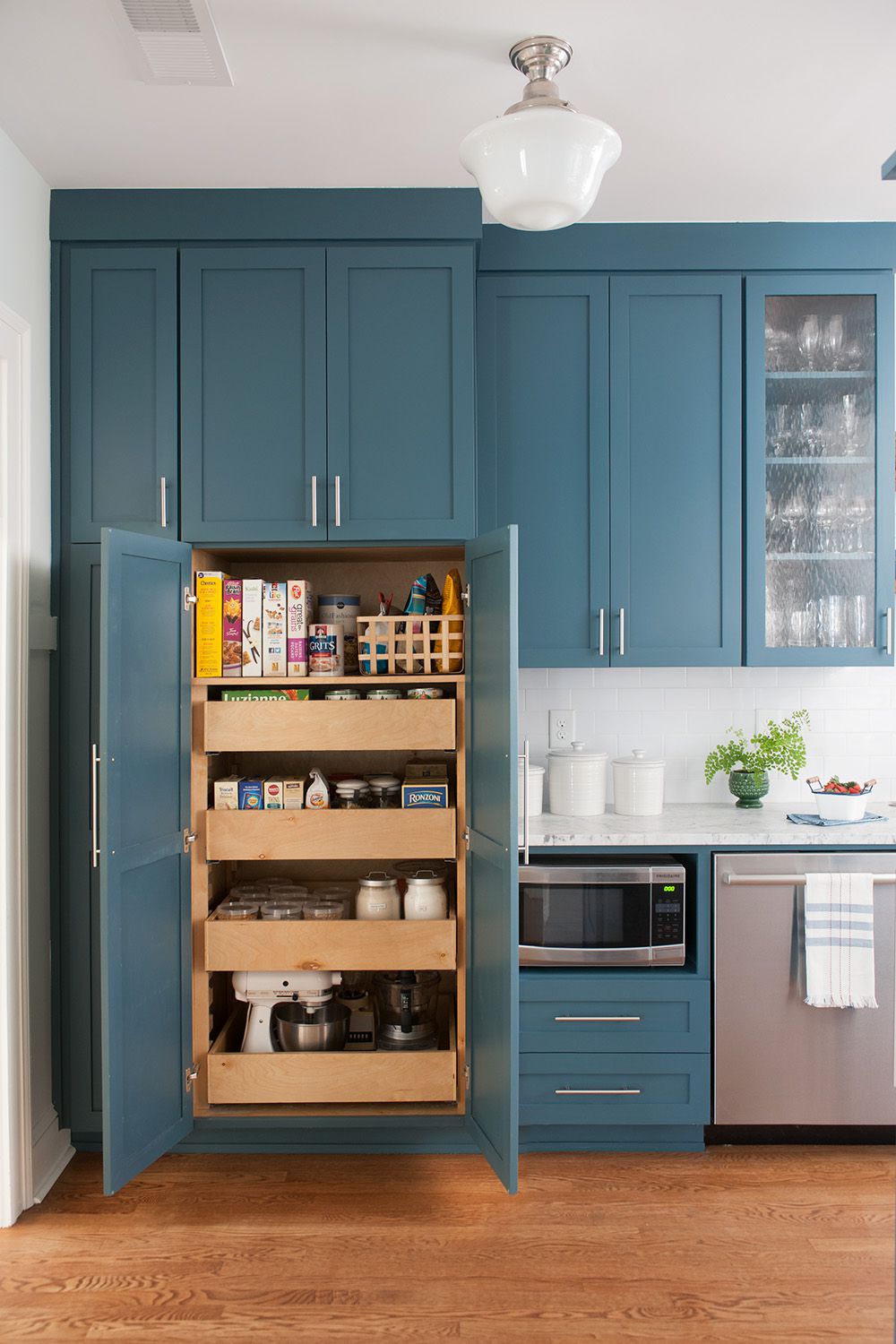 RTA kitchen cabinets with pull-out pantry drawers and internal storage organizers