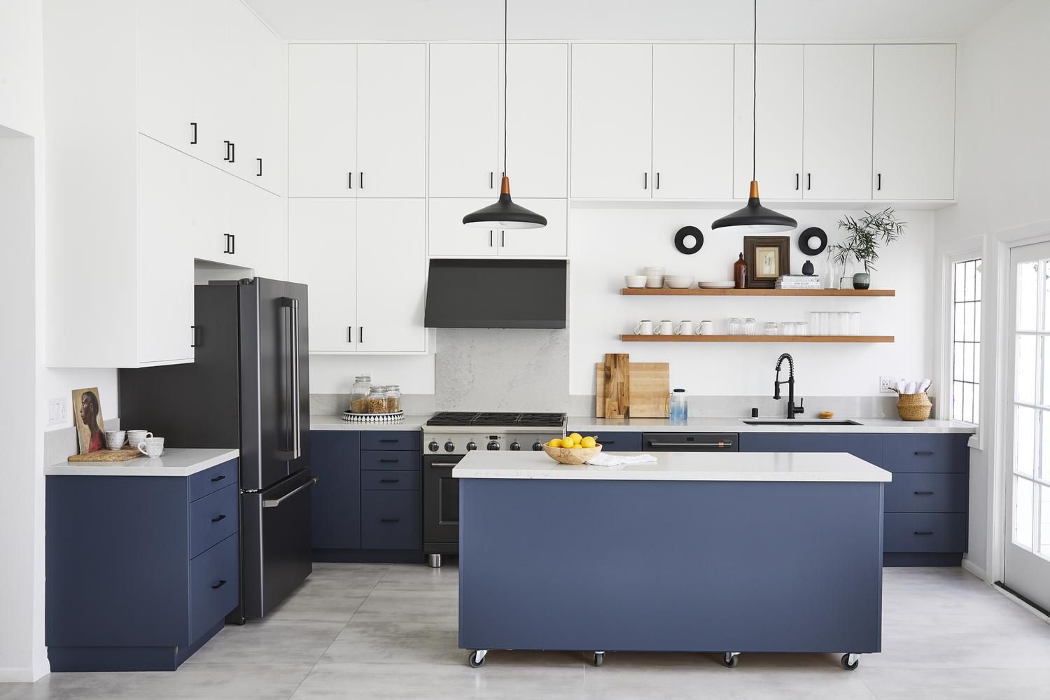 Modern two-tone kitchen featuring white upper cabinets, navy blue lower cabinets and island, inspired by IKEA kitchen cabinet color ideas