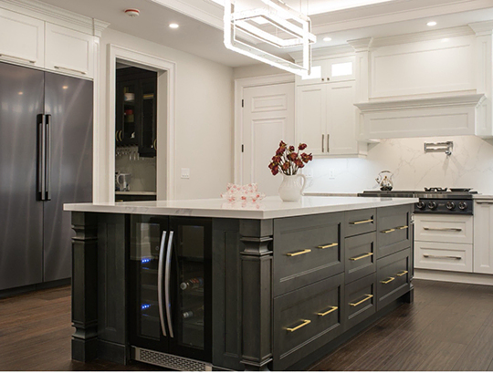 Modern kitchen cabinets Mississauga with white shaker upper cabinets and dark island cabinetry in a contemporary open-concept kitchen.