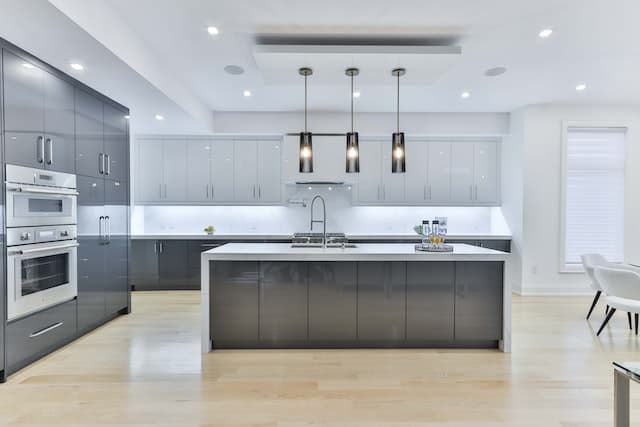 Modern kitchen cabinets by a trusted kitchen cabinet supplier in Ontario